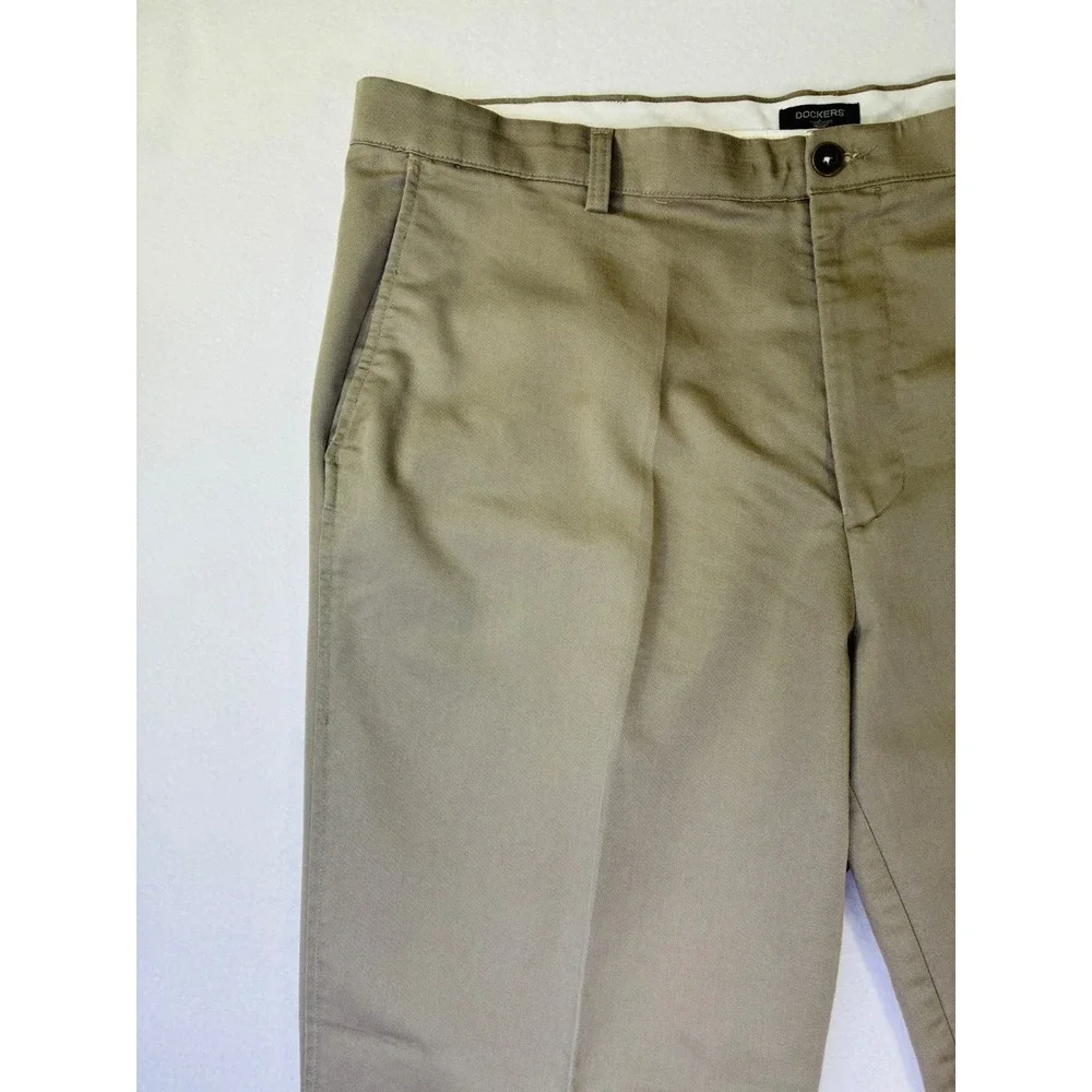 Dockers Mens Relaxed Fit Flat Front Chino Pants Khaki Tan W44 L32 Tencel Blend
